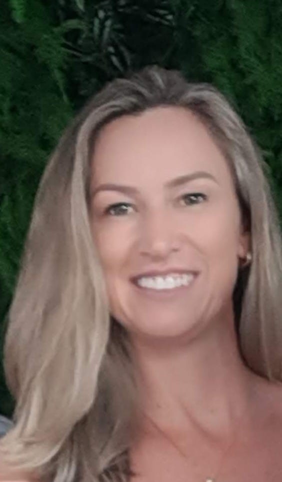 Foto 3x4 de mulher loira, cabelos compridos, sorridente. 